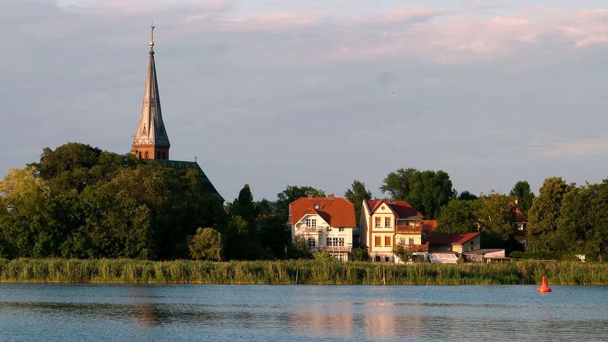 Geltow mit Kirchturm am Wasser