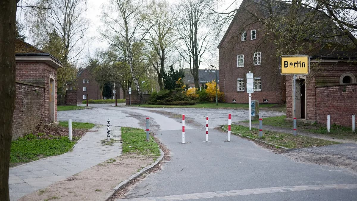 Ortseingang an der Berliner Stadtgrenze in Hohen Neuendorf