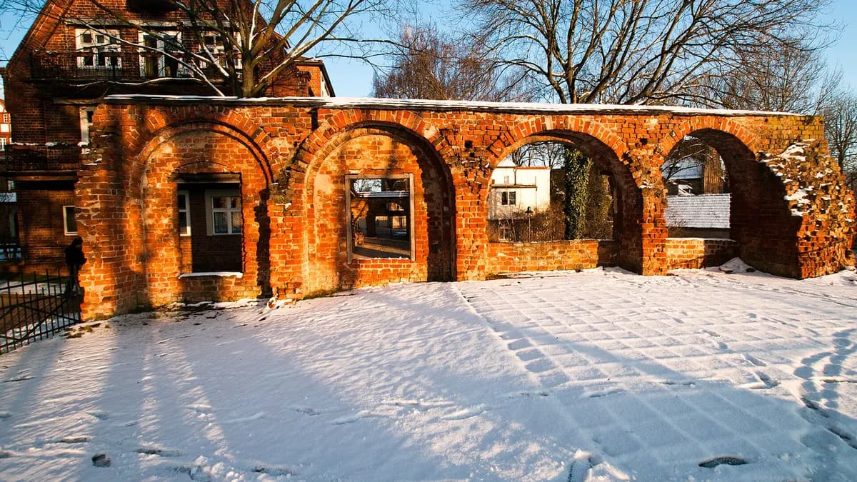 Klostermauer in Kloster Lehnin im Schnee