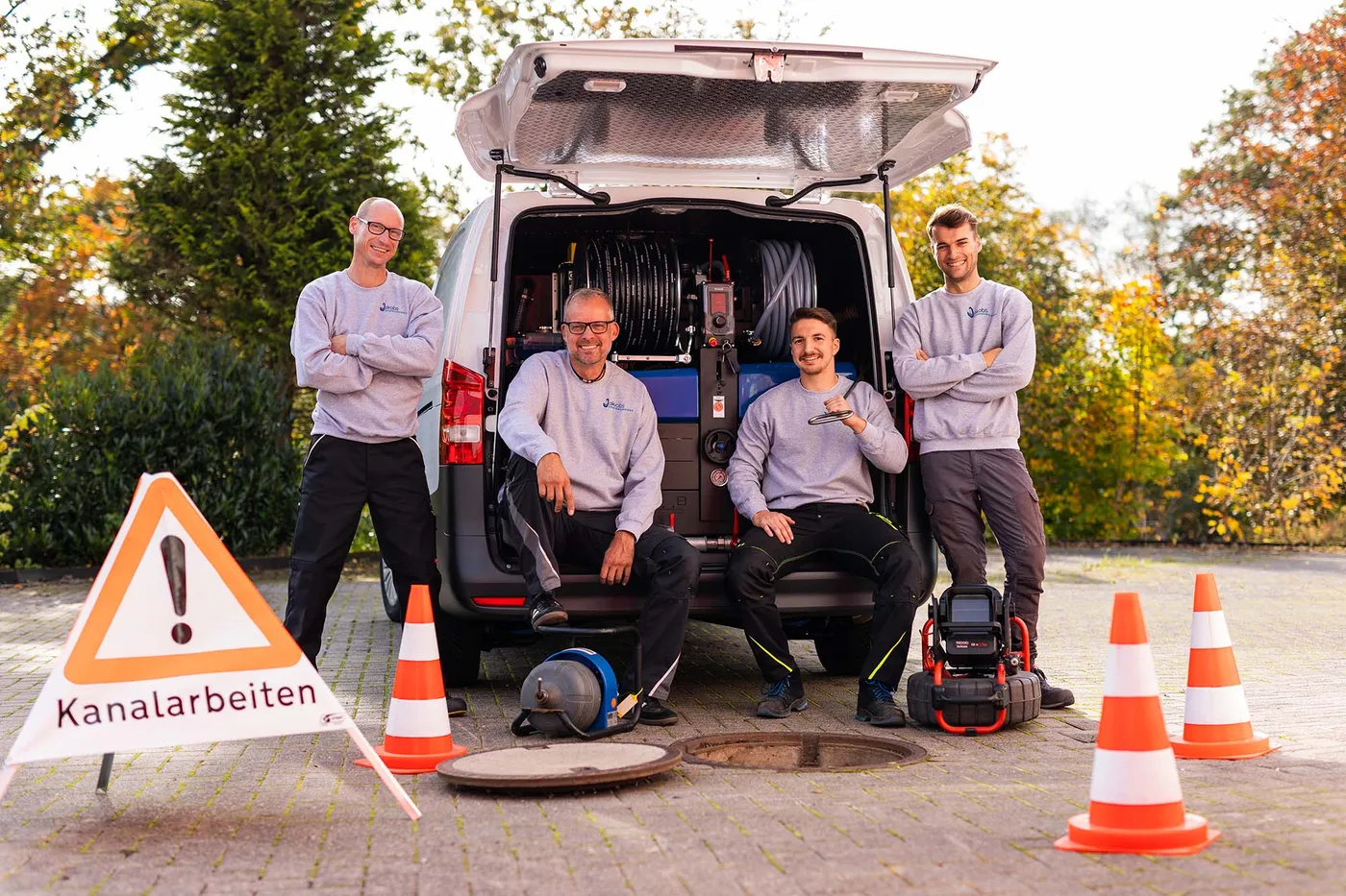 Team von Jakobs Rohrreinigung am Einsatzfahrzeug mit Technik